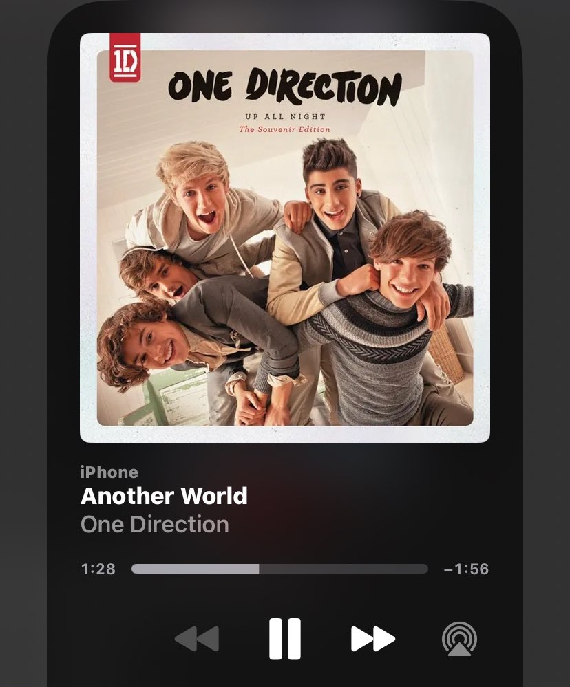 payno_foreever's tweet image. me in public                            my earphones