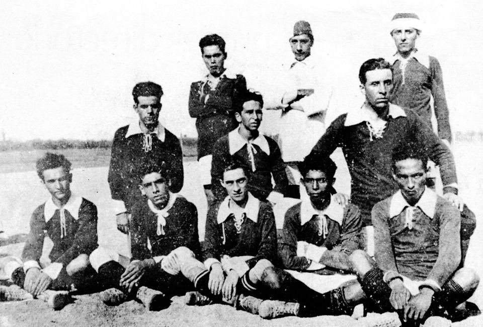 ilustradasCSE's tweet image. EMELEC, acrónimo (EMpresa ELectrica del ECuador) autoría de Germán Lince Sotomayor, participó en el torneo de la Unión Deportiva Comercial de 1925 quedando campeón contra Anglo Ashton.

Emelec obtendría un título en futbol antes de ser fundado.

“Campeón antes de nacer”.