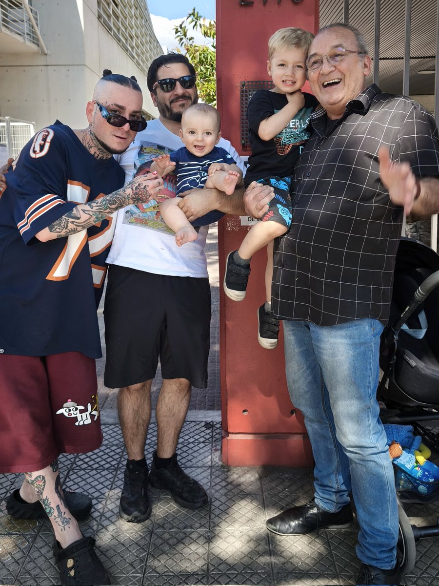 Los 5 Arancibias, votando achoclonados, todos en la misma mesa. De izq a derecha: Felipe, Rodrigo, León, Maximiliano y Roberto.