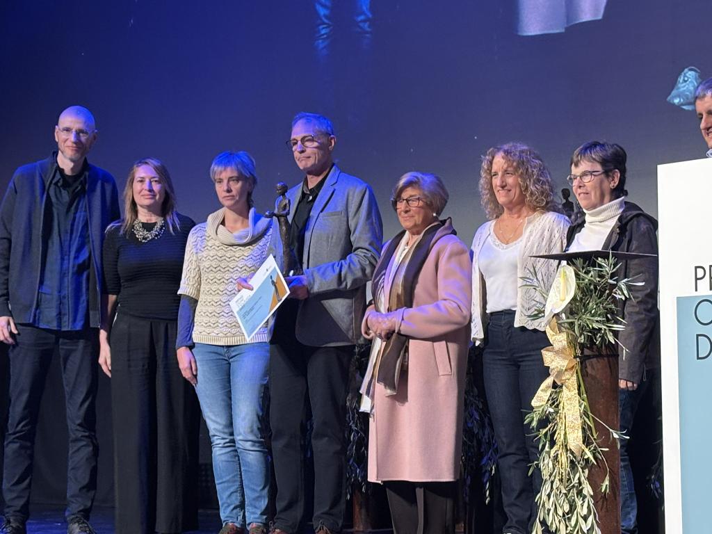 El premi al compromís social i cívic, Mn Josep Còdol, és per L’APLEC, Associació Promotora de la Llengua Catalana.
Gràcies per cuidar la nostra llengua símbol de la nostra identitat i del nostre pais, #Catalunya.
Per molts anys <a href="/APLECIgualada/">APLEC Igualada</a>.

#PremisCiutatIgualada