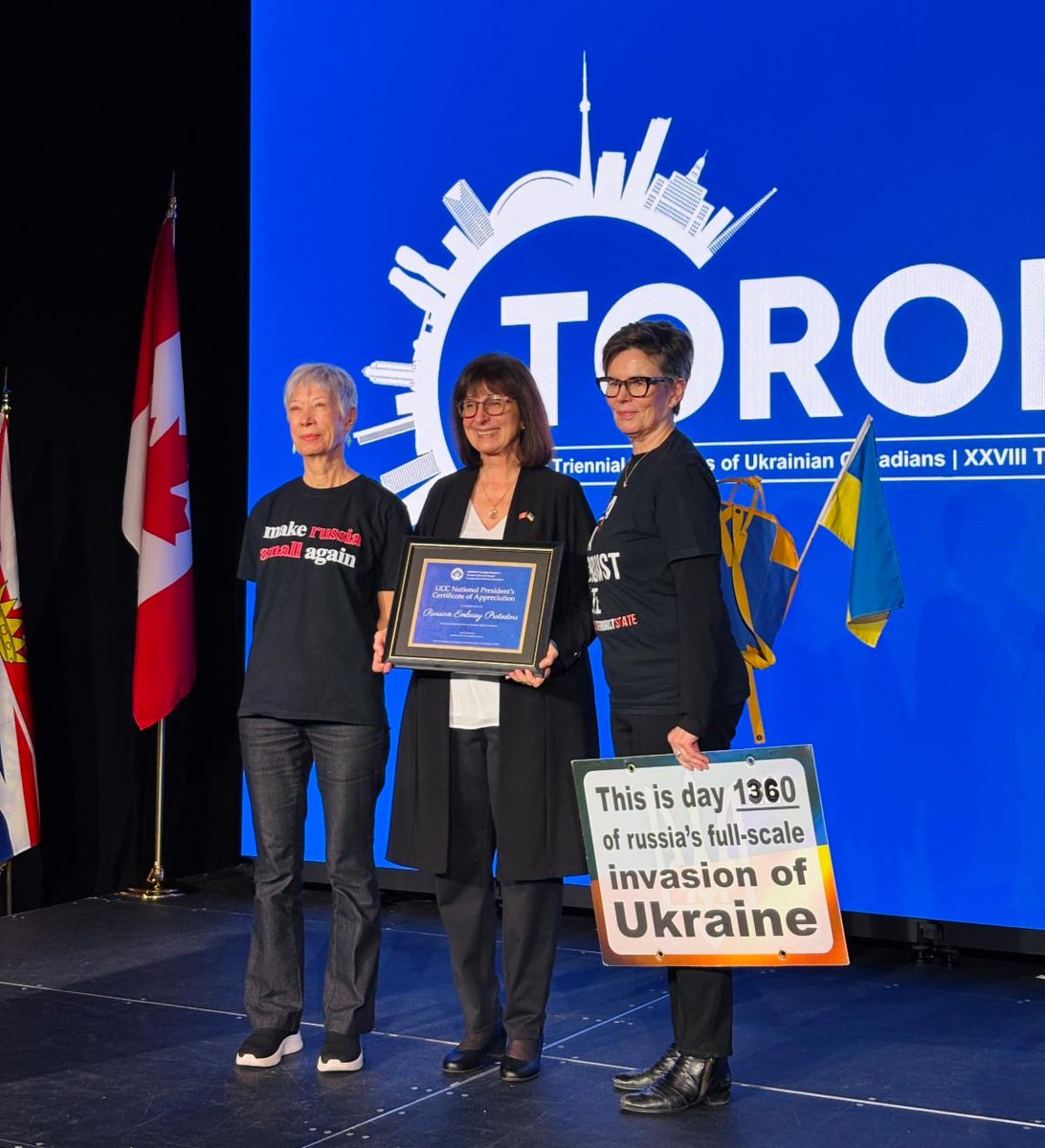 drkatems's tweet image. On behalf of the russian embassy protesters, receiving the UCC National President's Certificate of Appreciation from Alexandra Chyczij. Thank you UCC &amp;amp; all our supporters, online &amp;amp; in real life for your encouragement! 🇨🇦🇺🇦💛💙 Слава Україні