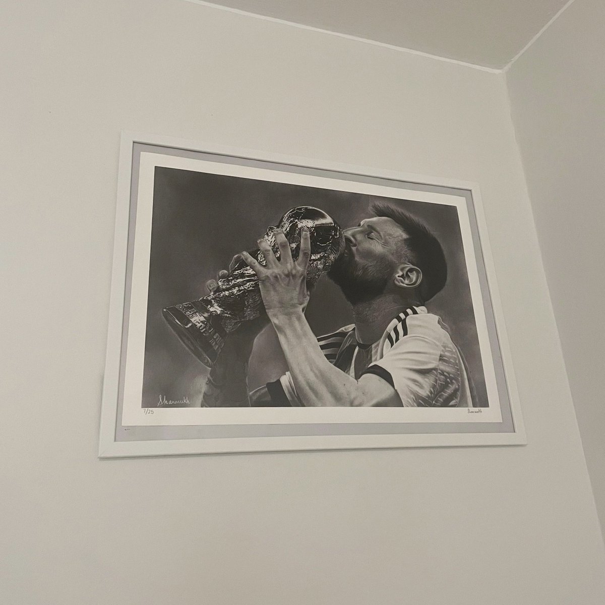 oh what a feeling to see a Limited Edition Print of my Leo Messi drawing hung proudly in a fan's home all the way in Finland 😊🇫🇮

receiving pictures like these remind me why I love being an artist, thank you for your support! 🥹❤️