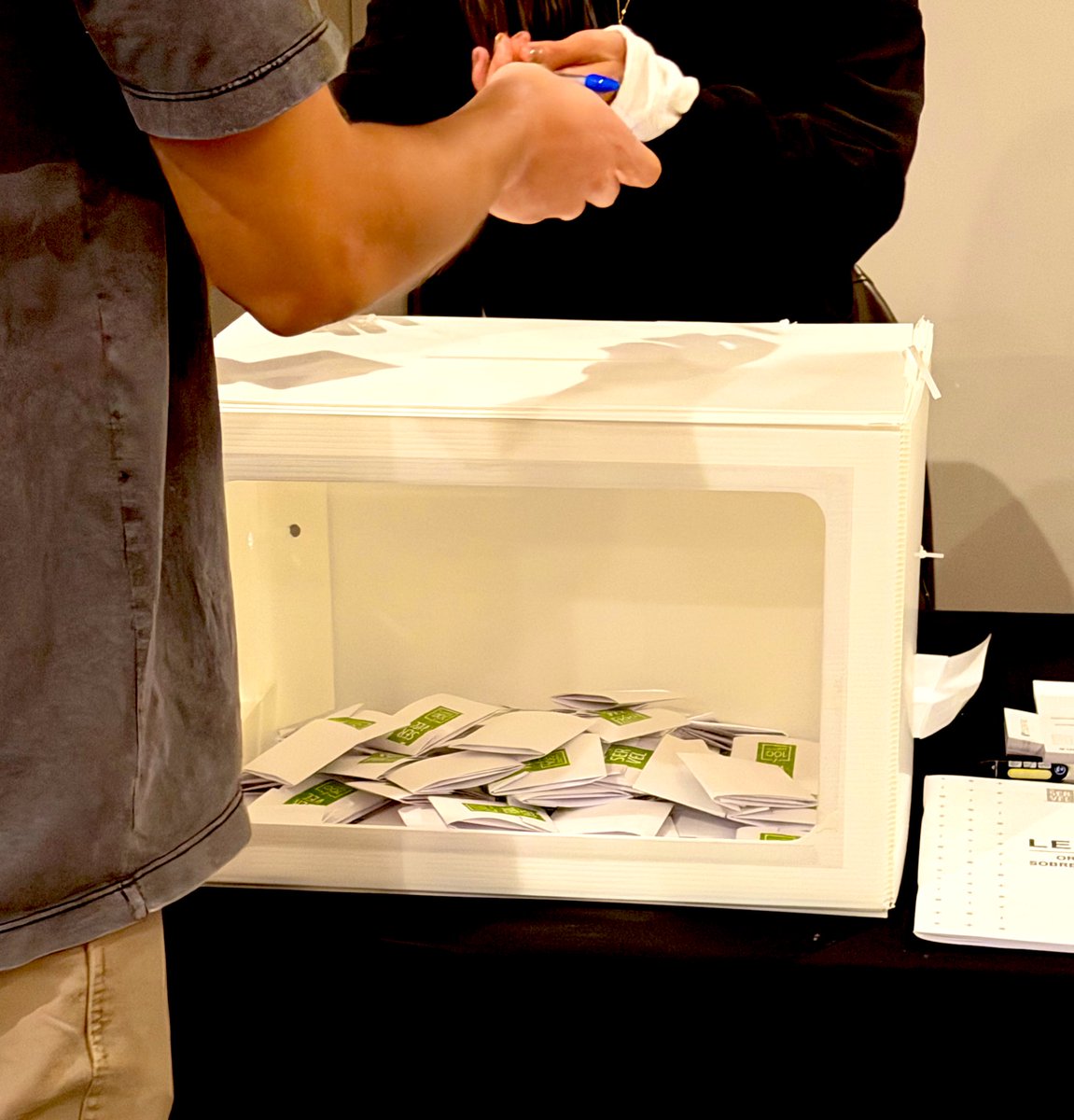 Hoy #Chile elige el país que quiere… Por acá ya listo con el voto! #Elecciones2025