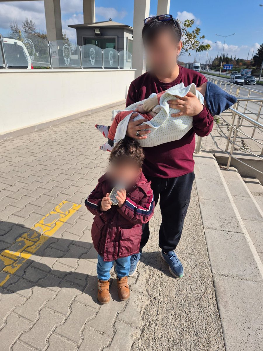 AstTurkiye's tweet photo. İnsani yardım gerekçesi ile 3 gündür Eskişehir'de gözaltında tutulan ev hanımı Merve Saydan tutuklandı!

1 ve 3 yaşında iki oğlu bulunan Saydan, anne sütüyle beslenen oğluyla birlikte Eskişehir 
cezaevinde tutsak edildi!

#ÖtekiÇocuklar
#TheOtherChildren

https://t.co/tBVigiyYHr https://t.co/mecX0BhA1X