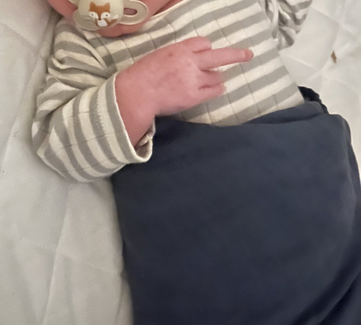 dyesfunction's tweet image. So last night, after staying up for hours to tend to Lukas, I got him all swaddled up and ready for bed. He looked ADORABLE, so I decided to snap a quick photo before trying to sleep myself. 

This is how he thanked me.

I love being his mom 😂