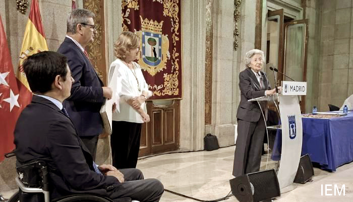 Carmen Añón, miembro de honor del Instituto de Estudios Madrileños

  · La paisajista es Hija Adoptiva de #Aranjuez

nuevomas.com/?p=53121

#paisaje #historia #cultura #patrimonio 

<a href="/IEMadrilenos/">Instituto de Estudios Madrileños</a>