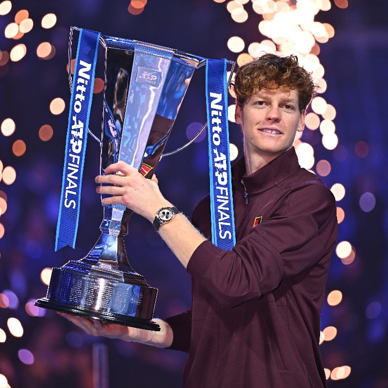 ATPTour_ES's tweet photo. 🥳🏆🍾🎊

🇮🇹 @janniksin se ha convertido en el 11º jugador capaz de levantar múltiples títulos individuales de las #NittoATPFinals.

¿Escribirá una historia de leyenda en el torneo?