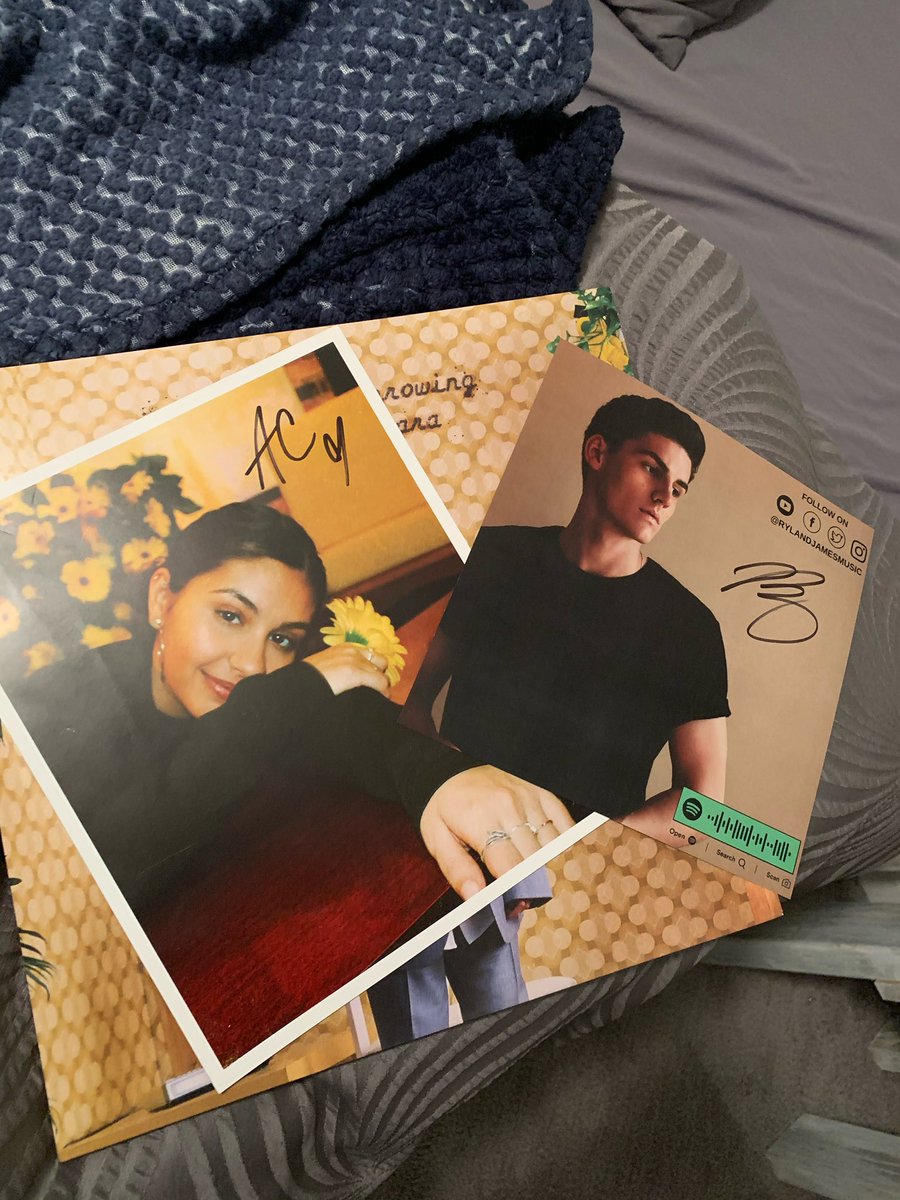 seethroughroses's tweet photo. 6 years ago omg 😭🥺🥺🥺 i got a signed growing pains vinyl and two years later my old roommate from hell ruined it and most of my vinyls with bleach 🥰 so but anyways it's also so nice meeting genuine people with celebrity status who are still killing it https://t.co/nnyqZ3IqTR