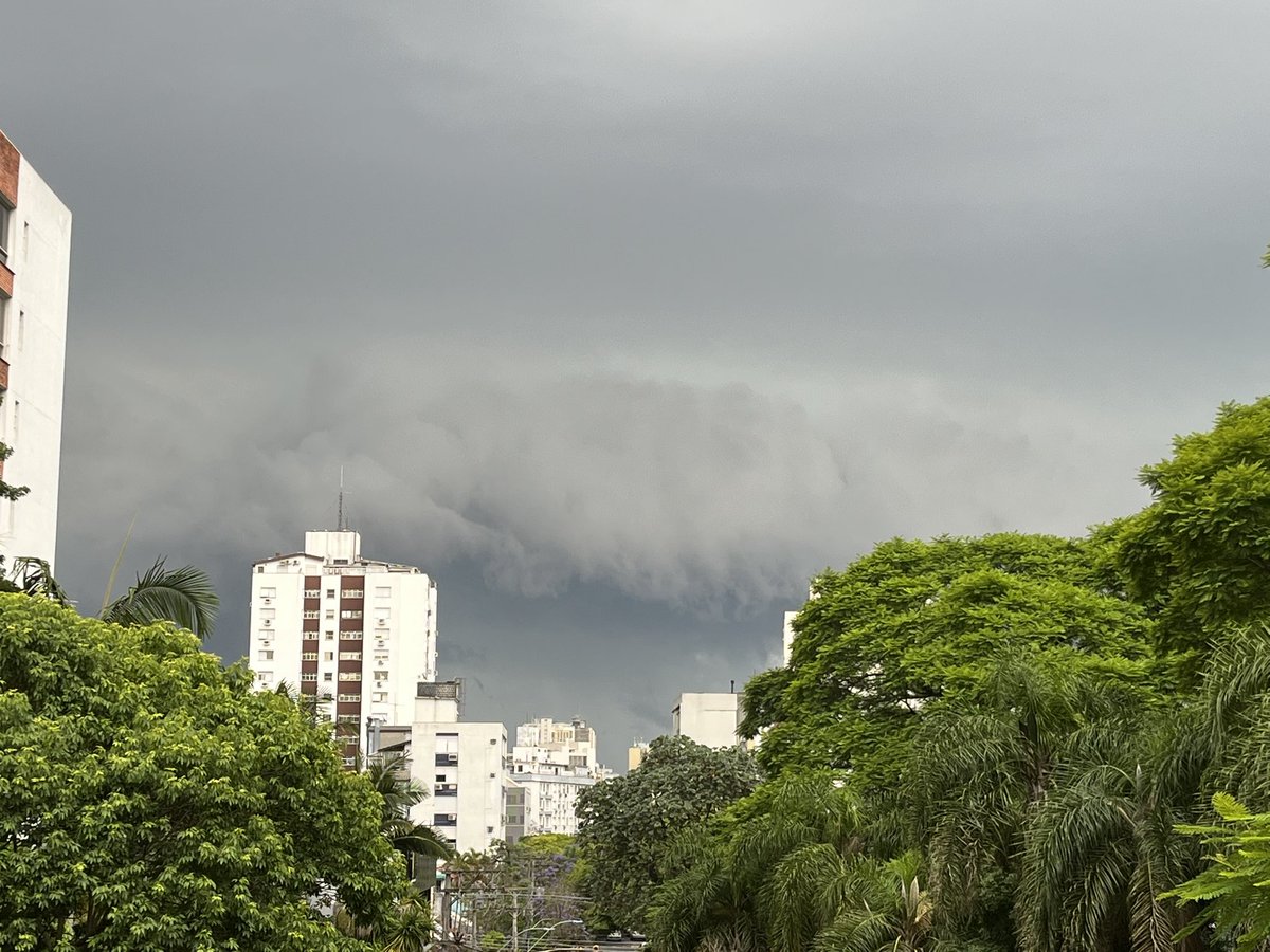 Olhando pra direção oeste de Porto Alegre nesse momento. 
Nuvens muito carregadas.
<a href="/metsul/">MetSul.com</a> <a href="/Estaelsias/">Estael Sias</a>