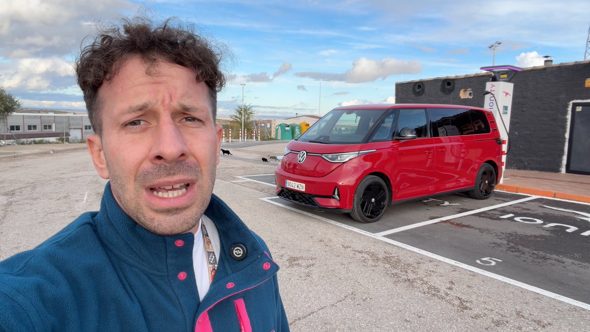 Suelo hacer 900 km con cada coche eléctrico, o poco más. Esta vez he hecho cerca de 2.000 km con la Volkswagen ID.Buzz en sólo una semana... 😰

En los últimos 450 km os cuento y enseño cómo es viajar con este auténtico bicho, portento alétrico hippie-pijo en el