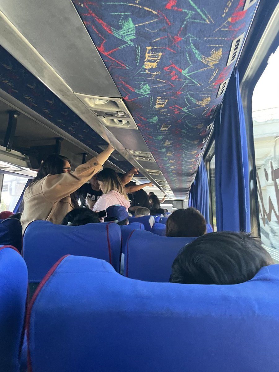 Flanker0377's tweet photo. メキシコに来てます
観光バスは高速でも立ち乗り
バス停はなく、テキトーな所でチケット見せて手を挙げて停める

メヒコの洗礼、、 https://t.co/MmCSMGB4EW