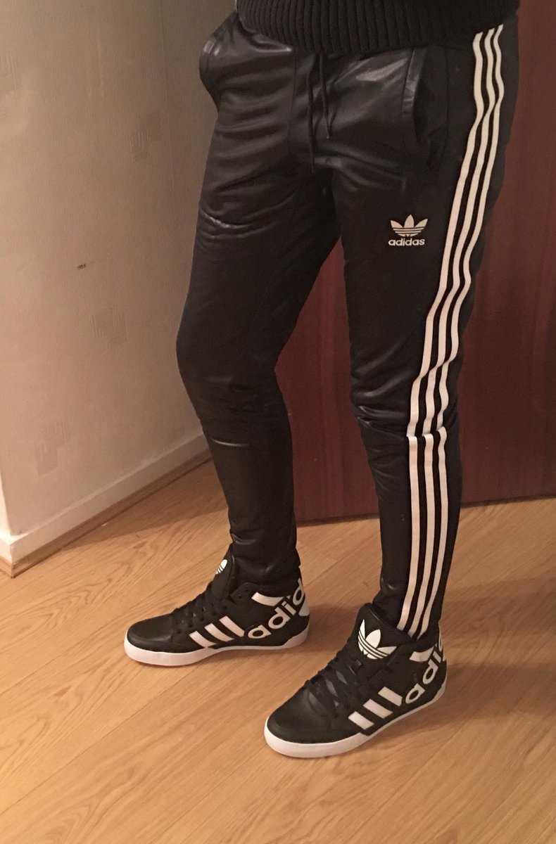 New #trackies and #sneakers day 😎😈
#gayscally #gaychav #adidaschile62 #adidaschile #chile62 #chile2020 #gaytrackies #gaysneakers #shinytrackies