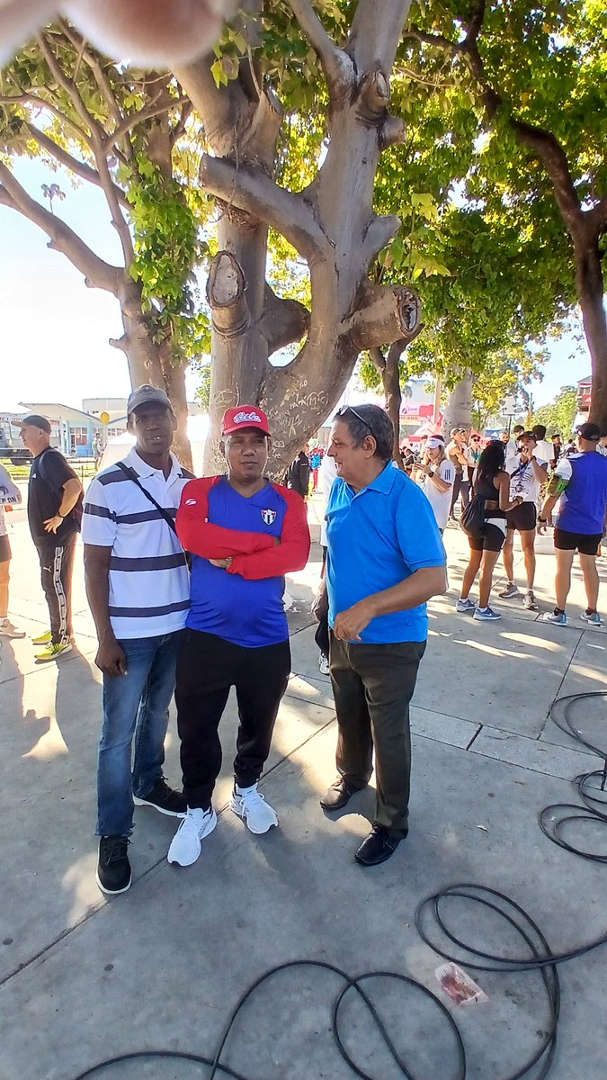 JEmilio1957's tweet photo. 2️⃣
Entre los aplausos y las palmas, cuatro delegados de la Isla de la Juventud dijeron presente como espectadores activos.
Venían de #AFIDE2025 y se quedaron para vivir la fiesta atlética.
🎓➡️🏃♂️ #LaIslaTambiénCorre https://t.co/kYSHxCBasJ