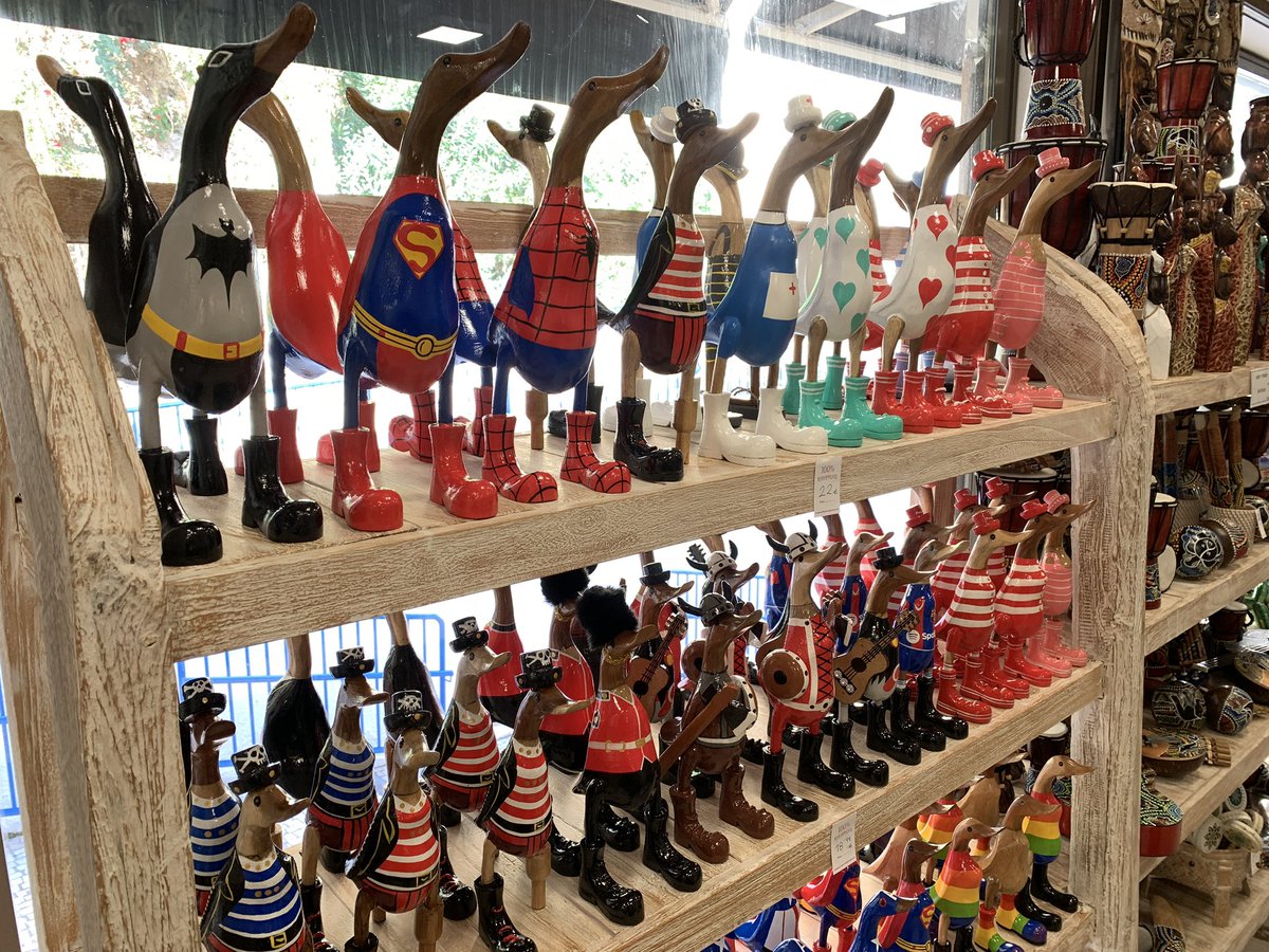 Poslyšte! To jsem se vás chtěl zeptat. 
Co je to tu všude za ptáky?
#cimrman