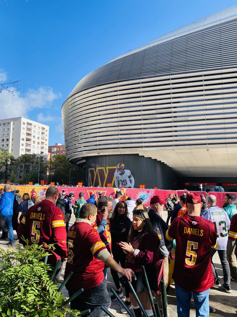 Cooleach's tweet image. В этом году ровно 10 лет, как я смотрю американский футбол, и сегодня мне впервые в жизни довелось увидеть матч NFL вживую, при этом не выезжая в США. Всё дело в том, что несколько матчей сезона проходит за пределами Штатов, вот я и поехал в Мадрид. Впечатлений — океан.