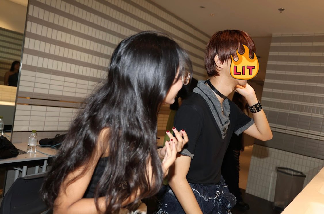 เพิ่งได้มีโอกาสดูรูป bts กองนี้ ได้แต่นอนคิดว่าตัดผมทำไม เสียดายจัง