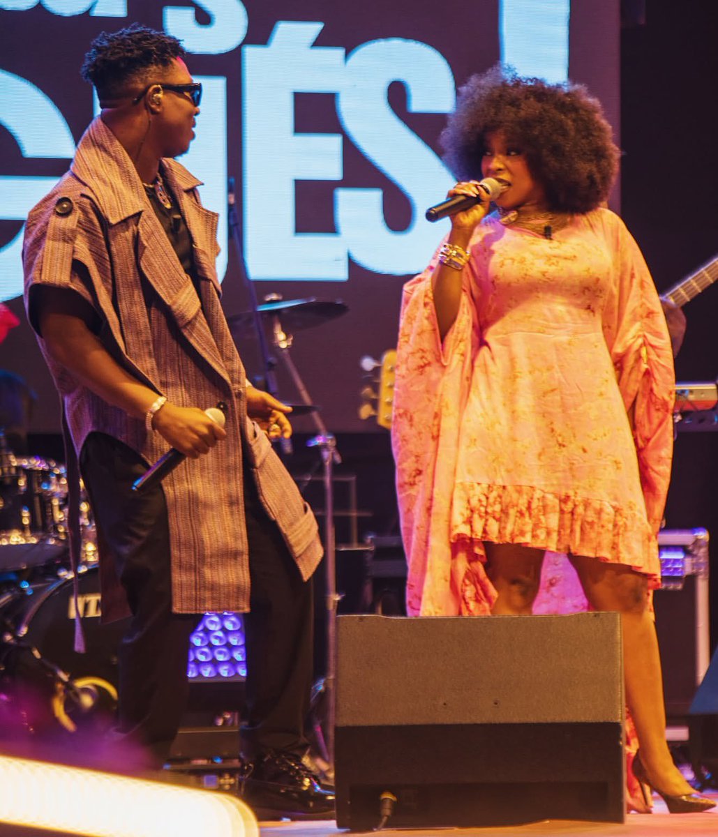 Quand la musique devient un langage, les regards disent le reste.Sur scène comme en dehors, on partage l’énergie, la joie… et un peu de magie. On s’attrape tout à l’heure sur CANAL+MAGIC 🎤 à 20h30 

Outfits résolument texturé et structuré par notre ingénieur