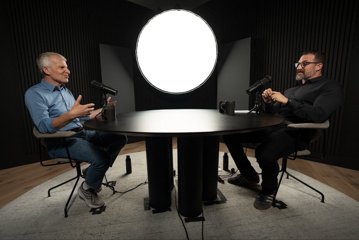 R_Mohr's tweet image. Starting tomorrow, Huberman Lab is black on black. 

Apologies for starting the wooden slat trend! 

This feels a lot better visually.

@hubermanlab // @scicomm