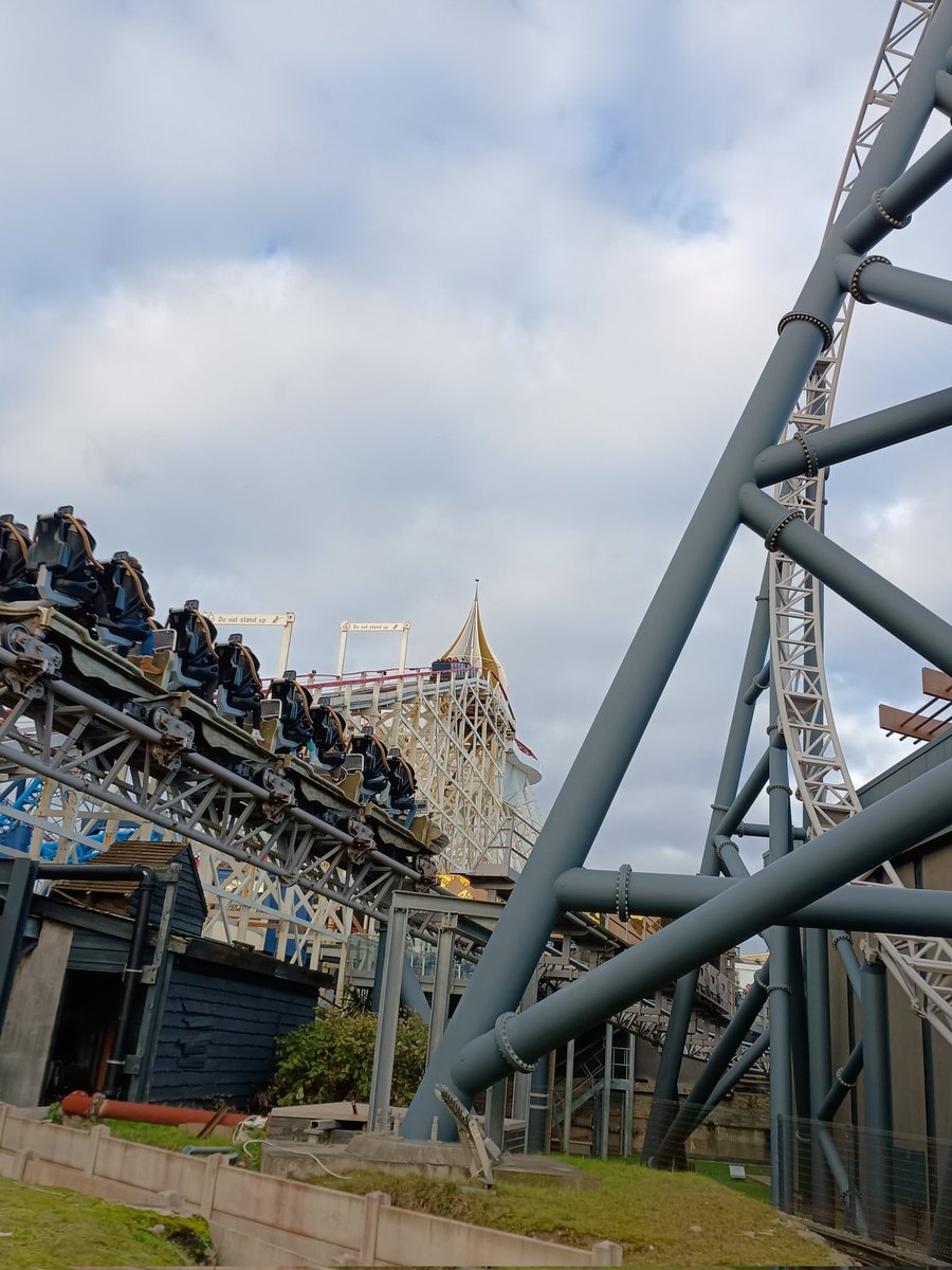 🄻🄰🅄🅁🄰 tweet media