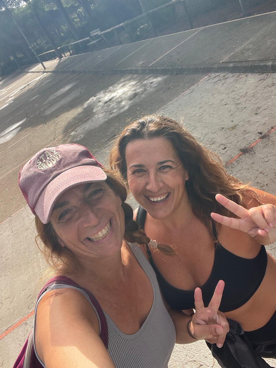 Hoy nos ha vuelto a dar el sol y por eso nuestra carita de felicidad, también la menopausia que tenemos encima y de ahí las calores.
Definitivamente no podría vivir en otro sitio que no sea aquí.
Las amigas siempre son las salvadoras ❤️