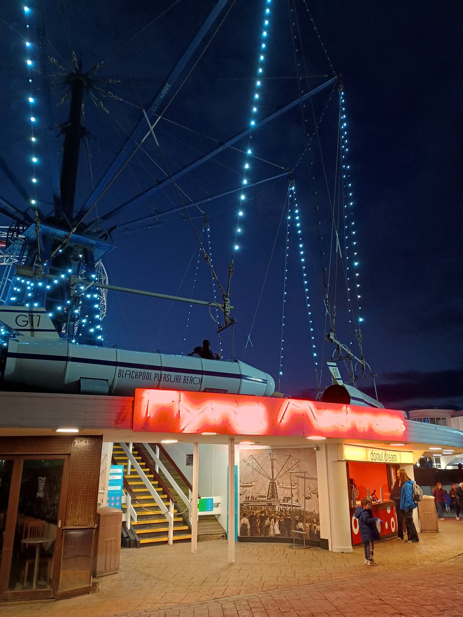 🄻🄰🅄🅁🄰 tweet media