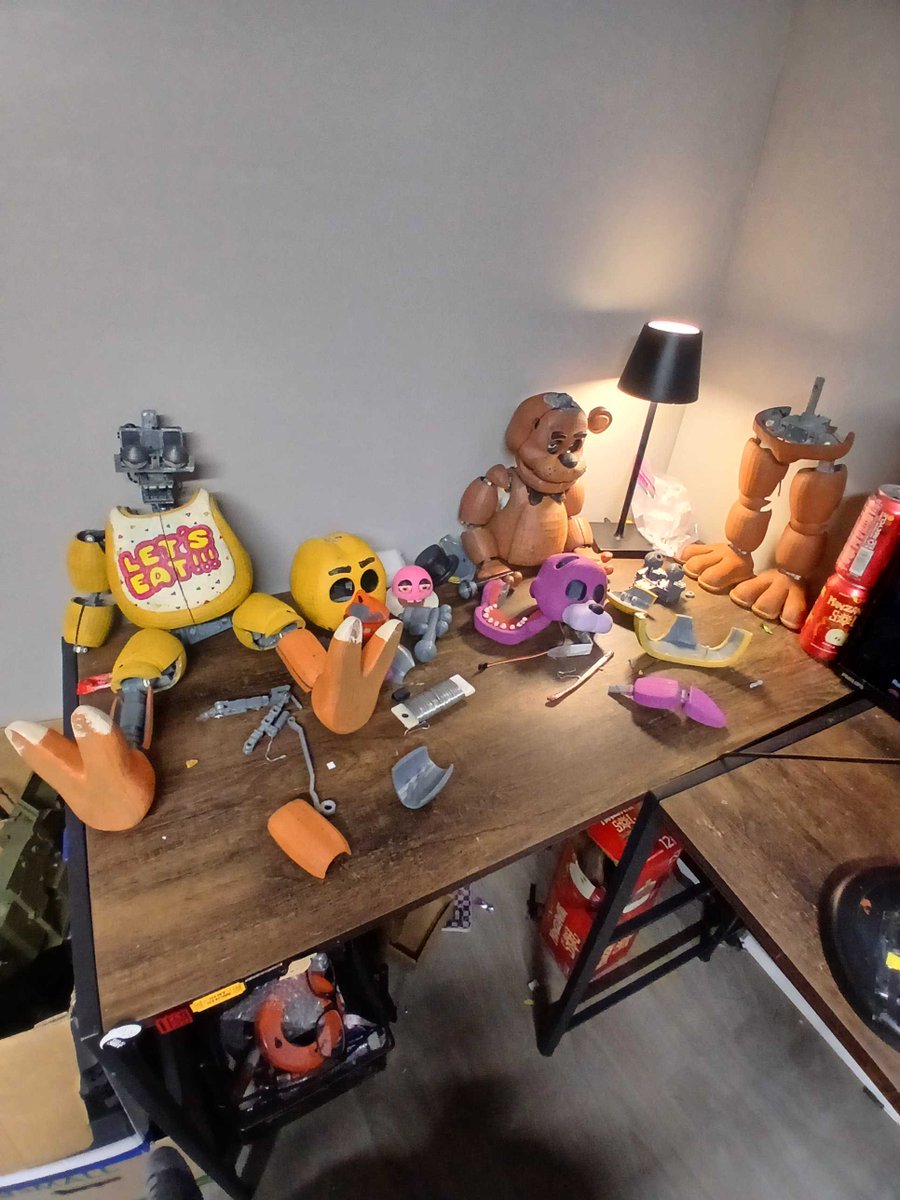 Sykis_omnise's tweet image. got around to digging up my old figures, might revamp them, idn yet :/ #fnaf #3DPrinting