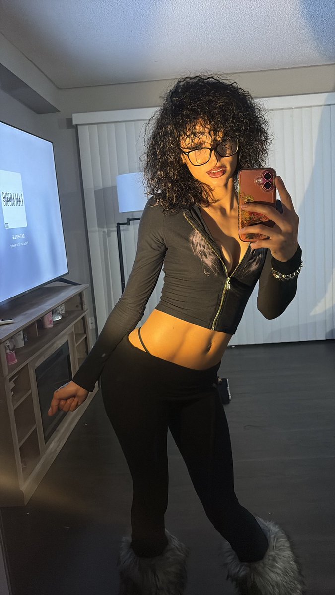 tiytoxic's tweet photo. bad thing, she trim https://t.co/N0eeyan2wq