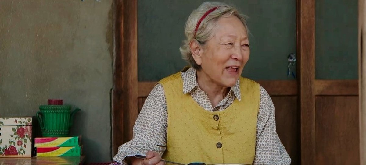 la abuelita de miseon guiñándole a taepoong y él reaccionando como cual hombre encantado, awww dos ternuritas 🥹❤️

#TyphoonFamily
#TyphoonFamilyEp12