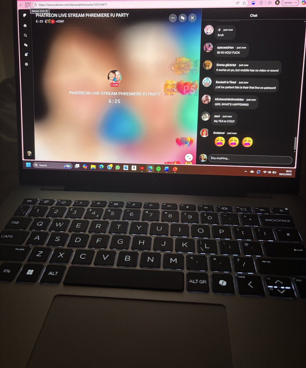 emophringe's tweet image. well i cant see or hear shit 😭