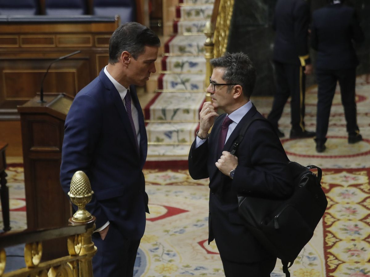 tresmasciento's tweet photo. -Mañana declara Leire Díez. ¿Qué hacemos?
-No sé… ¿sigo con lo de Rosalía?
-Llevas diez días con eso…
-¿Cambio de hora?
-No sé, Pedro, la última vez salió mal.
-¿Cambio climático? O mejor, ¿lo del amigo narco de Feijóo? 
Solo lo he usado quince veces este año.
-No, Pedro, habrá que pensar en algo más.
-Pues lo siento, voy con Franco.
-No me lo creo. No tienes huevos.
-Pon la radio mañana y verás.
-Eres un maldito hijo de perra.