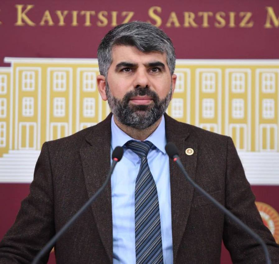 HÜDA PAR milletvekili Faruk Dinç: (Babüroğlu’na cevap)

“İngiliz şapkasını millete zorla dayatan Kemalistler mi İngilizlere karşı çıkmış?

Yoksa İngiliz anlayışına direnip bu uğurda şehit edilen Şeyh Said mi?

Mesela;
— İstiklal Mahkemeleriyle âlimleri asmak,
— Kur’an harflerini