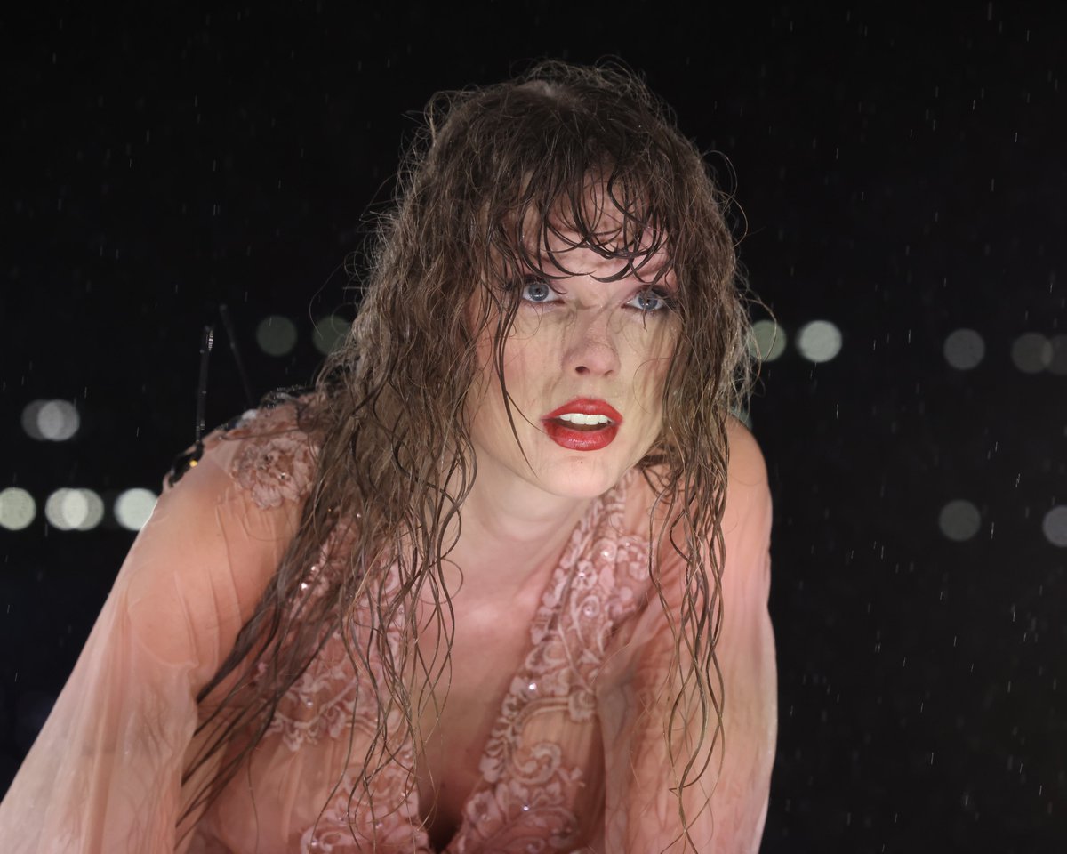 updateswiftbr's tweet image. RAIN SHOW! Há dois anos, Taylor Swift realizava o segundo show da “The Eras Tour” no Brasil, na cidade do Rio de Janeiro. 🇧🇷💛

O show contou com as músicas surpresas “Dancing With Our Hands Tied” e “Bigger Than The Whole Sky”. 🥹