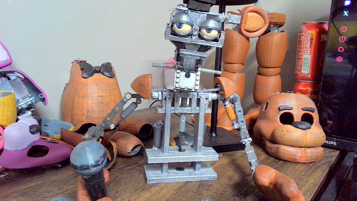 Sykis_omnise's tweet image. got around to digging up my old figures, might revamp them, idn yet :/ #fnaf #3DPrinting