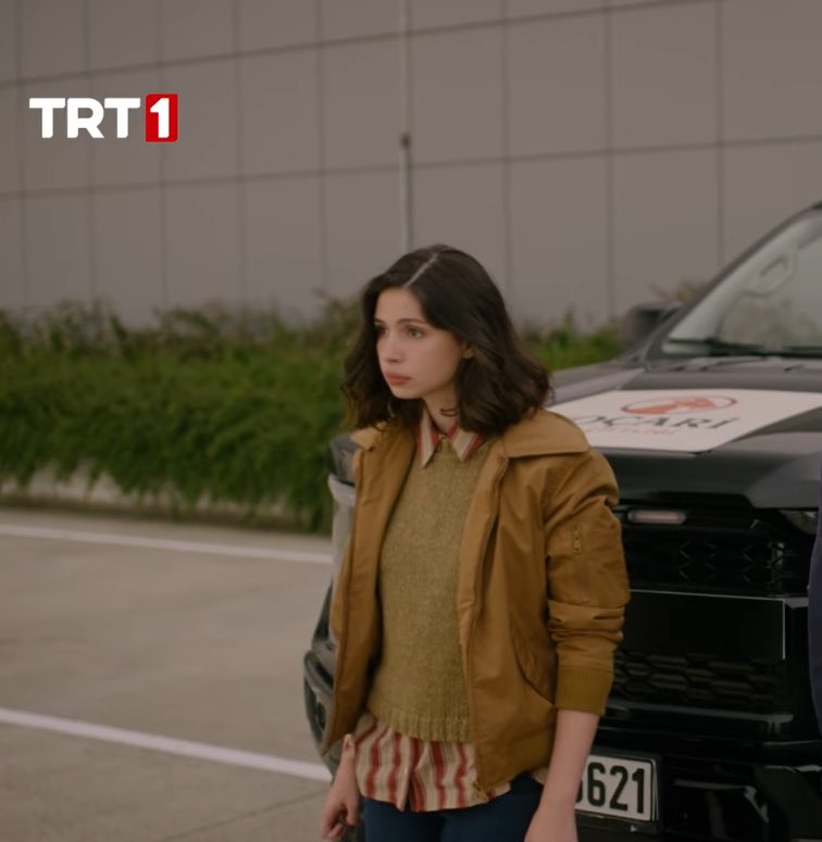 انو ماختلفنا ممثله شاطره بنقل الشخصيات المتناقضه بس طريقتها وهي تحاول تقلد هذيك الشخصيه مضحكه .. يعني ترا اعرف امثل وانقل احساس الكاركتر عن طريق العيون وهي تعطيك هالوضعيه وتنسى من نفسها