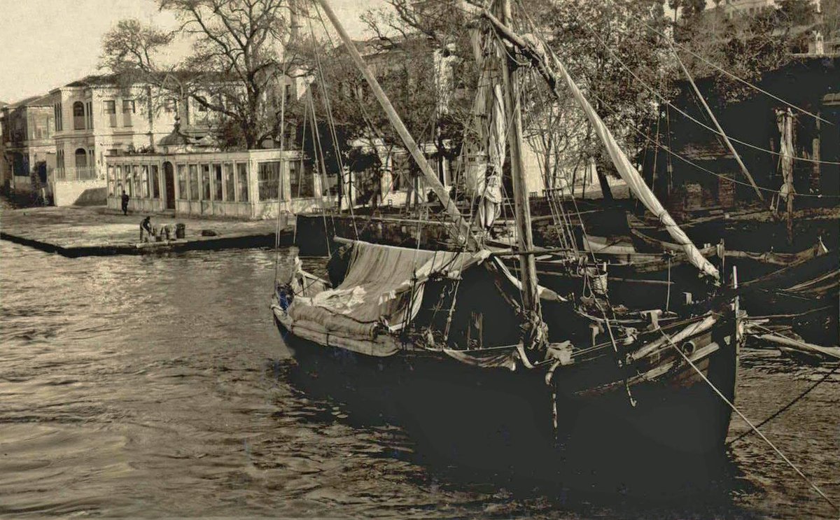 Beylerbeyi, on the Bosphorus, c 1950 

Photo from BEYKOZ SEVDAMIZ