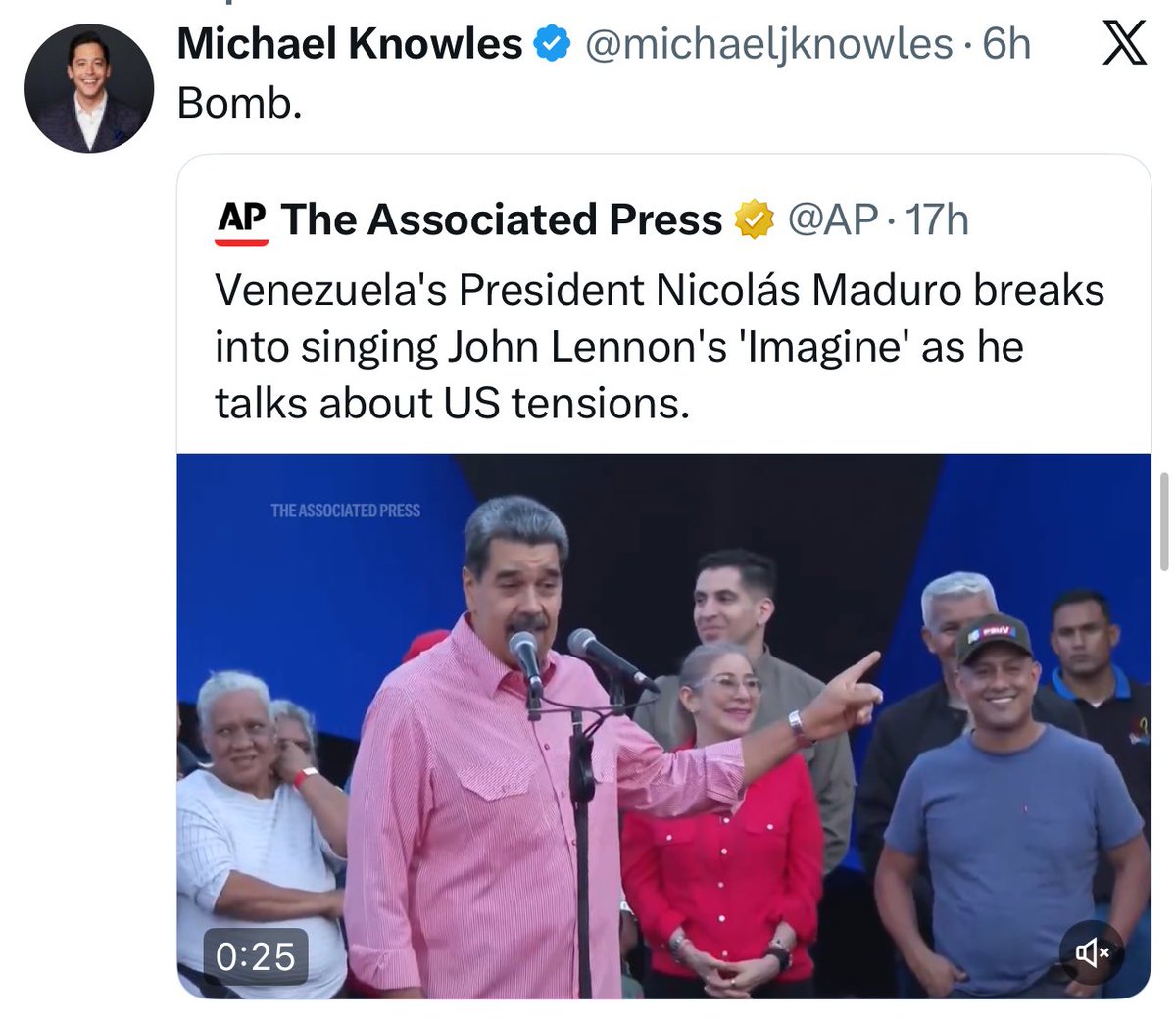 OrlvndoA's tweet image. Maduro cantando la nefasta ‘Imagine’ de John Lennon ha provocado una ira en el conservadurismo americano al punto de que todos quieren que los Marines entren ya y lo saquen a patadas.