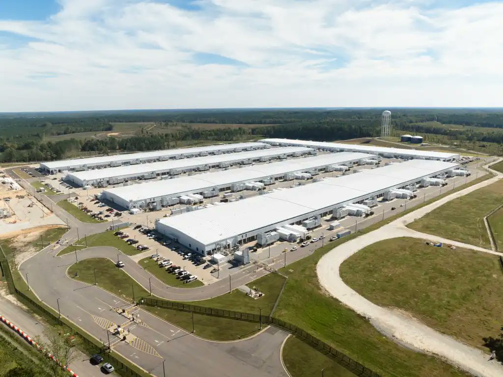 5.300 millones de euros, 284 hectáreas y tres #datacenters en Aragón. Así será la mayor región #cloud de <a href="/MicrosoftES/">Microsoft España</a> en el sur de Europa. Más empleo, más infraestructura y más futuro para España, que gana así peso en la nube global.  Te lo contamos. bit.ly/3WZufKA