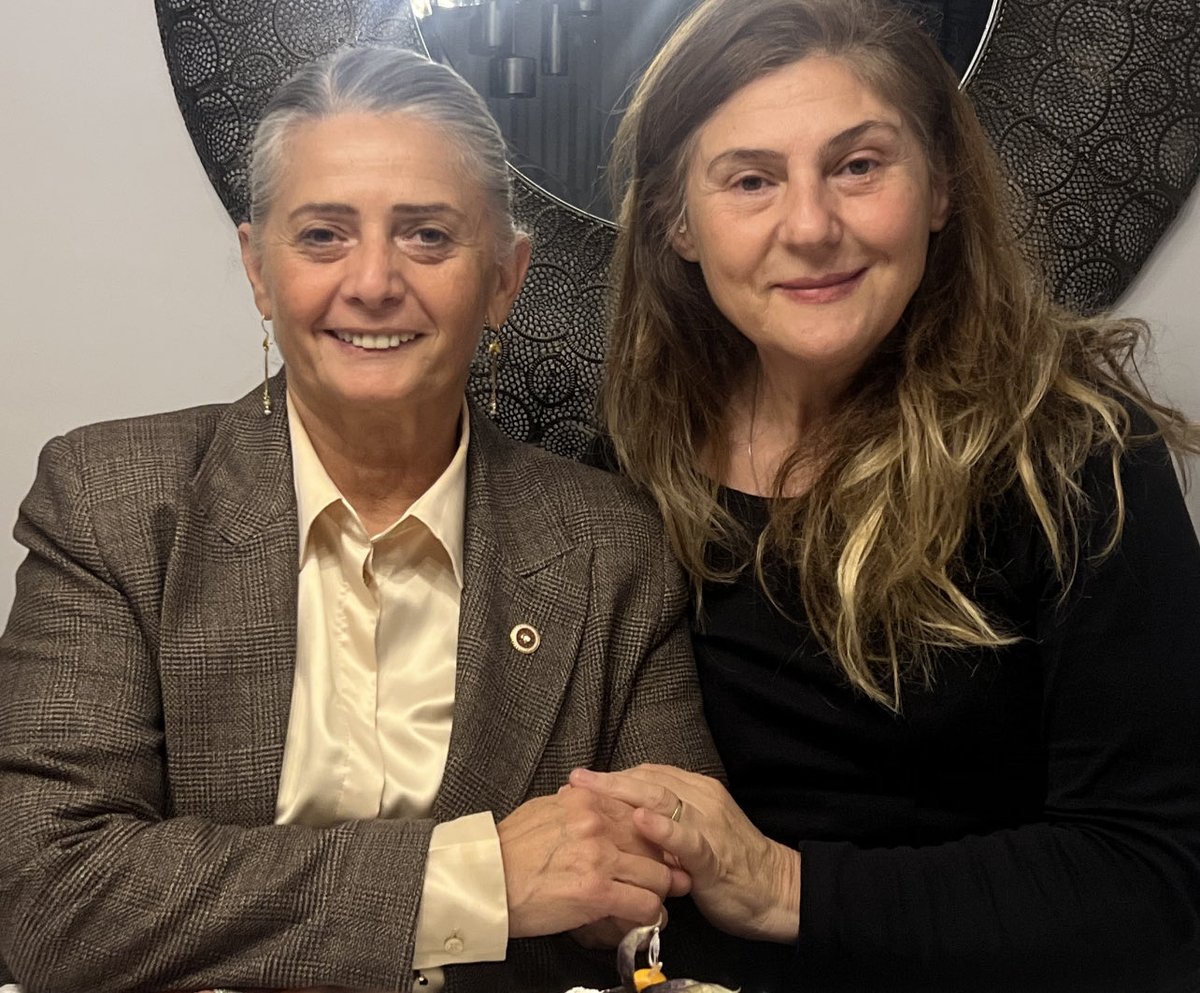 O bizim kahramanımız…
Babam covid olduğunda babama bakmak için bir an tereddüt etmeden babamla aynı odada kaldı. Ve kendisi de covid olup, babam iyileşip eve döndüğünde hala hastanede ağır bir  tedavi görmek zorunda kaldı. Babamın iyileşmesini ona borçluyuz. 
İyi ki doğdun Banuş