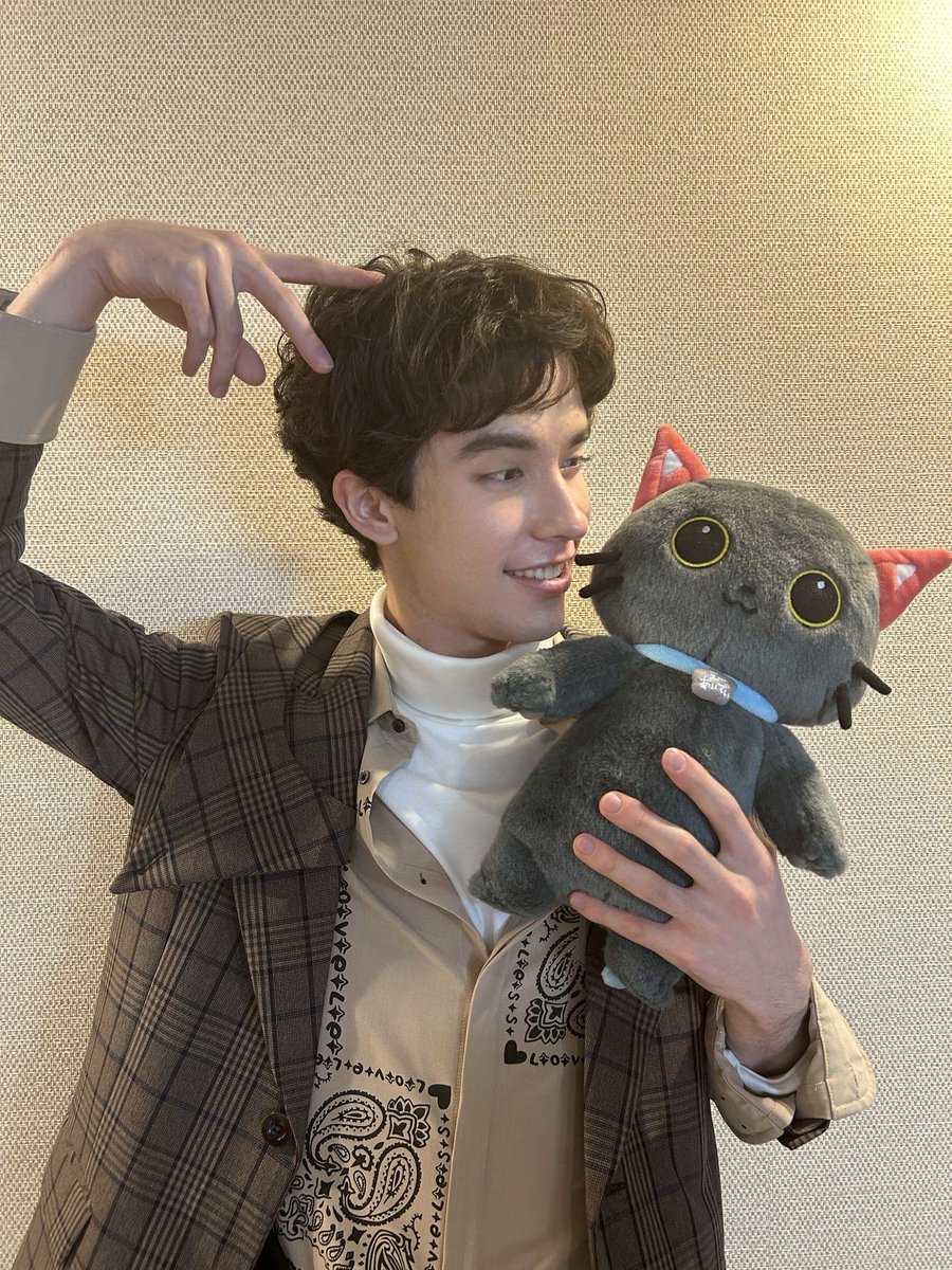 A_ID_info's tweet image. 会社で #東島京 ( @Misato_H213 )さんにばったり♡
すごく優しくて😻KA!くんポーズもしてくれたのﾆｬ😸

そんな東島さんの1st Event『I am JUST ME』のグッズ発売中ﾆｬ😸皆さん要CHECKだﾆｬ✅

🛒グッズのご購入はこちら！
asmart.jp/shop/higashiji…

#A_ID #A_ID_KAI