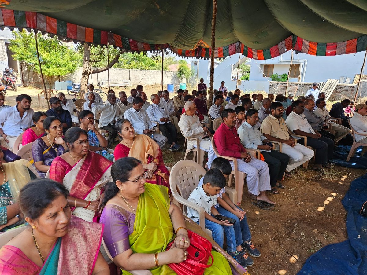 deviprasadBrs's tweet image. ప్రముఖ కవి నందిని సిద్దారెడ్డి రచన 
&quot;నాగటి తరం&quot; నవల ఆవిష్కరణ సభ బందారం గ్రామం సిద్దిపేట లో జరిగింది 

స్వేచ్చ, స్వాతంత్య్రం, సమానత్వం, మానవ హక్కుల పరిరక్షణ, మనిషి మనిషిగా గుర్తించబడే సమాజం కోసం జీవితాంతం పోరాడిన నర్రా బాలసిద్ధారెడ్డి (బా.సి.రెడ్డి) జీవిత చరిత్ర