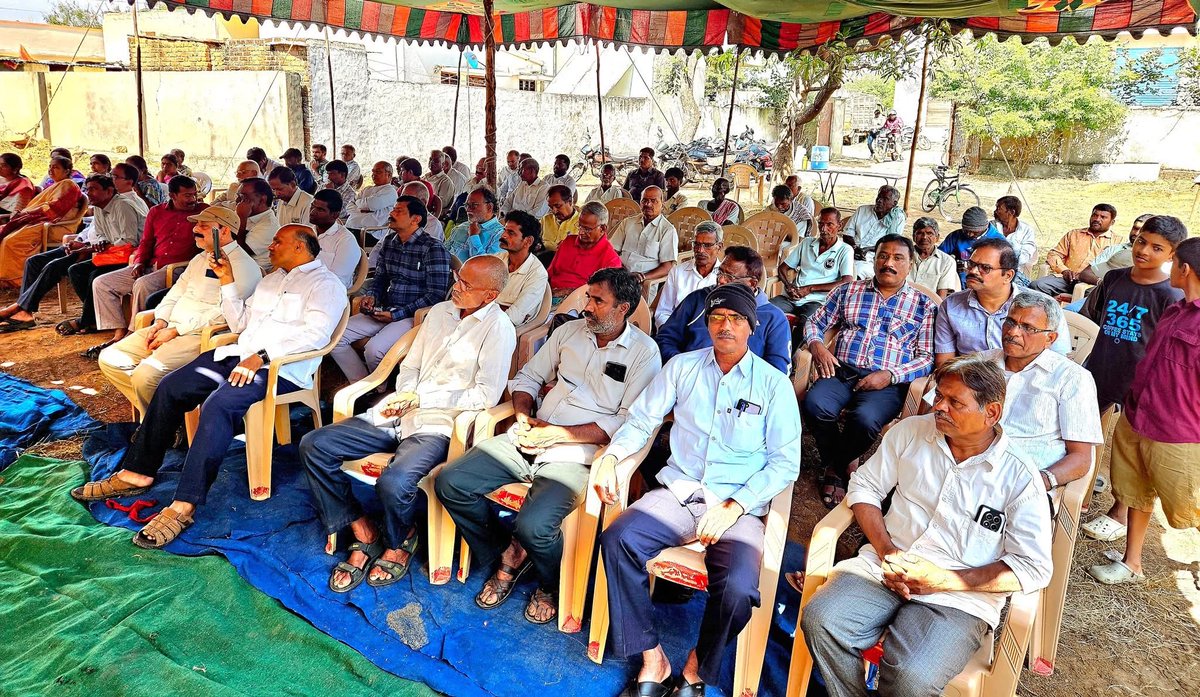 deviprasadBrs's tweet image. ప్రముఖ కవి నందిని సిద్దారెడ్డి రచన 
&quot;నాగటి తరం&quot; నవల ఆవిష్కరణ సభ బందారం గ్రామం సిద్దిపేట లో జరిగింది 

స్వేచ్చ, స్వాతంత్య్రం, సమానత్వం, మానవ హక్కుల పరిరక్షణ, మనిషి మనిషిగా గుర్తించబడే సమాజం కోసం జీవితాంతం పోరాడిన నర్రా బాలసిద్ధారెడ్డి (బా.సి.రెడ్డి) జీవిత చరిత్ర