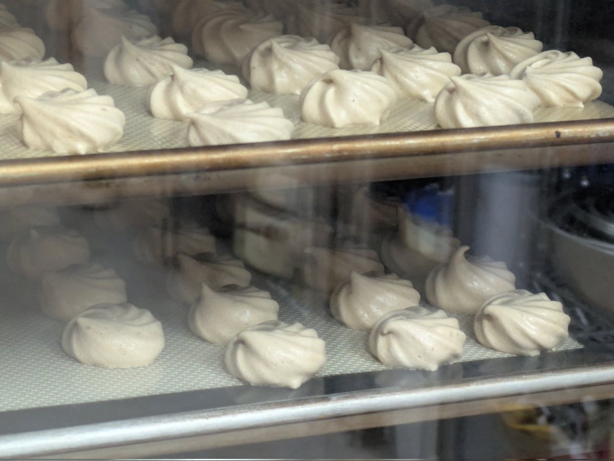 springworks2023's tweet image. 本日は休業日です。
明日明後日の定休日とあわせて三連休です🙇
20日(木)のお越しをお待ちしております。ドーナツを作る予定です。

休業日は仕込みの日。
欠品中の味噌メレンゲを焼いています。太田與八郎商店の仙台味噌を使っています。
ビスコッティも焼きます。
#菓子屋ハウフル 
#塩釜 
#塩竈