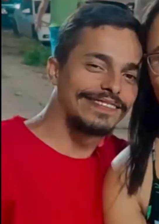 raresinais's tweet image. 🚨SE VC VER ESSE HOMEM CHAME A POLICIA IMEDIATAMENTE!

Esse é JOHNATHAN RODRIGUES DA SILVA, foragido da polícia por ter agredido brutalmente a até então sua cônjuge, a jovem Kaylanna de 23 anos, mãe de 2 crianças.

O mandado de prisão já foi expedido, se vc tiver alguma notícia…