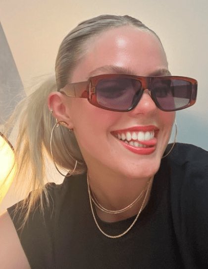 Sloane Laroux (@arollingsloane) on Twitter photo 