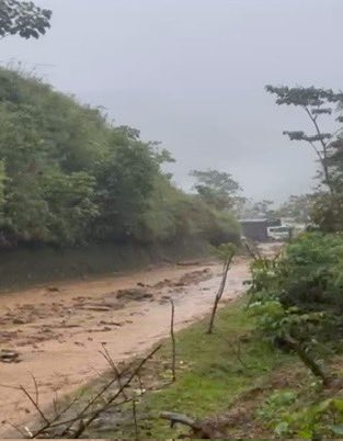 🚧 ¡Atención! #CierreTotal en la Transversal Las Ánimas–Bogotá, entre el km 25.450 y el km 25.050 - en el municipio Pueblo Rico, Risaralda, en el sector Santa Cecilia - Asia. 
Una avalancha generó flujo de lodo en 400 metros, bloqueando completamente la vía.