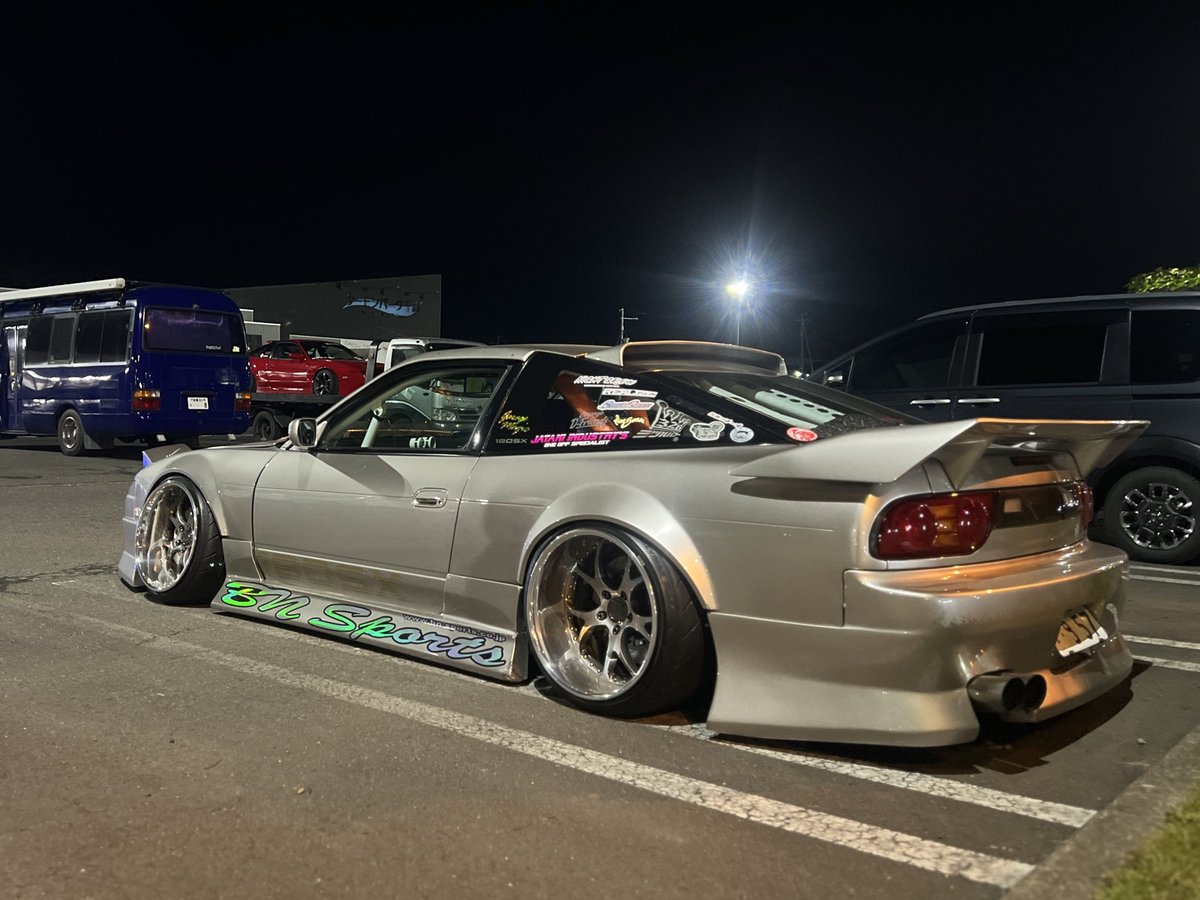 ホログラムは夜が映える