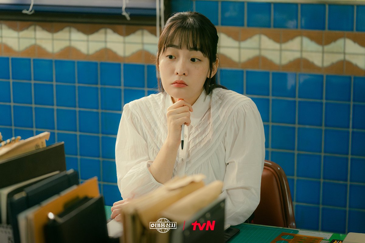 CJnDrama's tweet photo. 태풍상사 2.0의 새로운 사업 아이템은?👀
완전 안전한..줄 알았던 국가사업에 표현준 등장!💥

[토일] 밤 9:10 방송ㅣtvN
#같이달려tvN #태풍상사 #Typhoonfamily https://t.co/40HOi8R0Zw