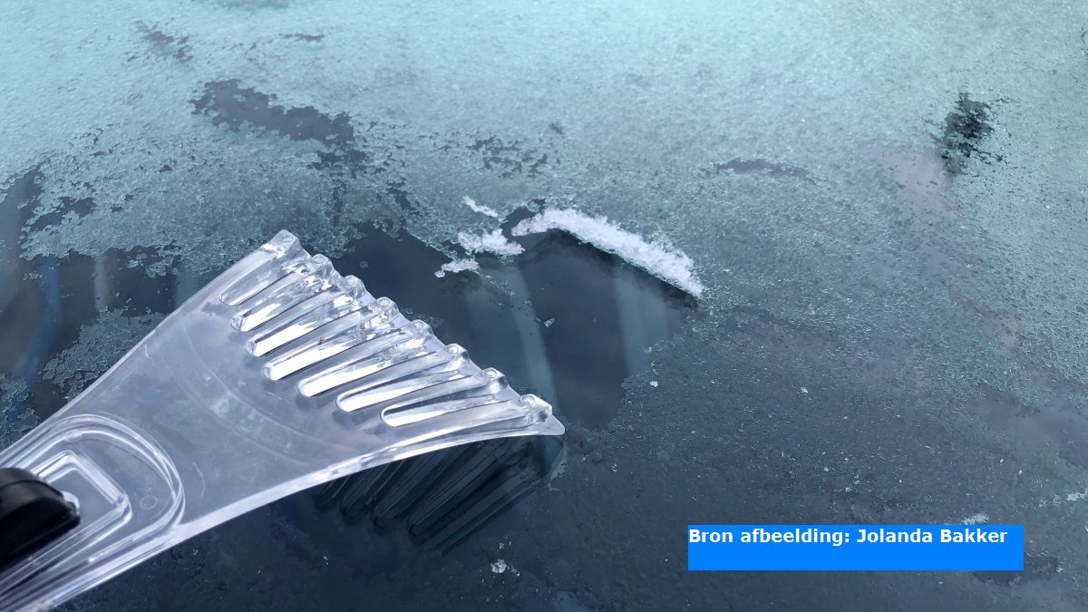 De zachte lucht heeft nu echt plaats gemaakt voor een koudere luchtsoort. Afgelopen zondagavond werd de eerste #vorstdag van deze herfst gemeten en Eelde had de primeur. Ook in De Bilt kwam het officieel tot lichte #vorst: -0,7 °C. Op veel plaatsen kwam het tevens tot grondvorst.