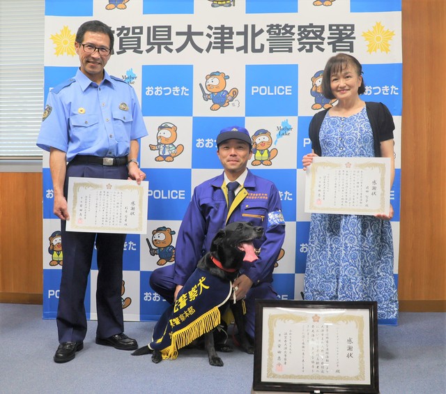 【お手柄】行方不明の高齢女性を発見、警察犬・ハート号に感謝状
news.livedoor.com/article/detail…

ハート号はメスのラブラドルレトリバーで8歳。持ち前の優れた嗅覚を生かし、捜索開始からわずか2時間で女性の居場所を突き止めた。ハート号には感謝状のほか骨型のおやつが贈られ、おいしそうに頬張っていた。