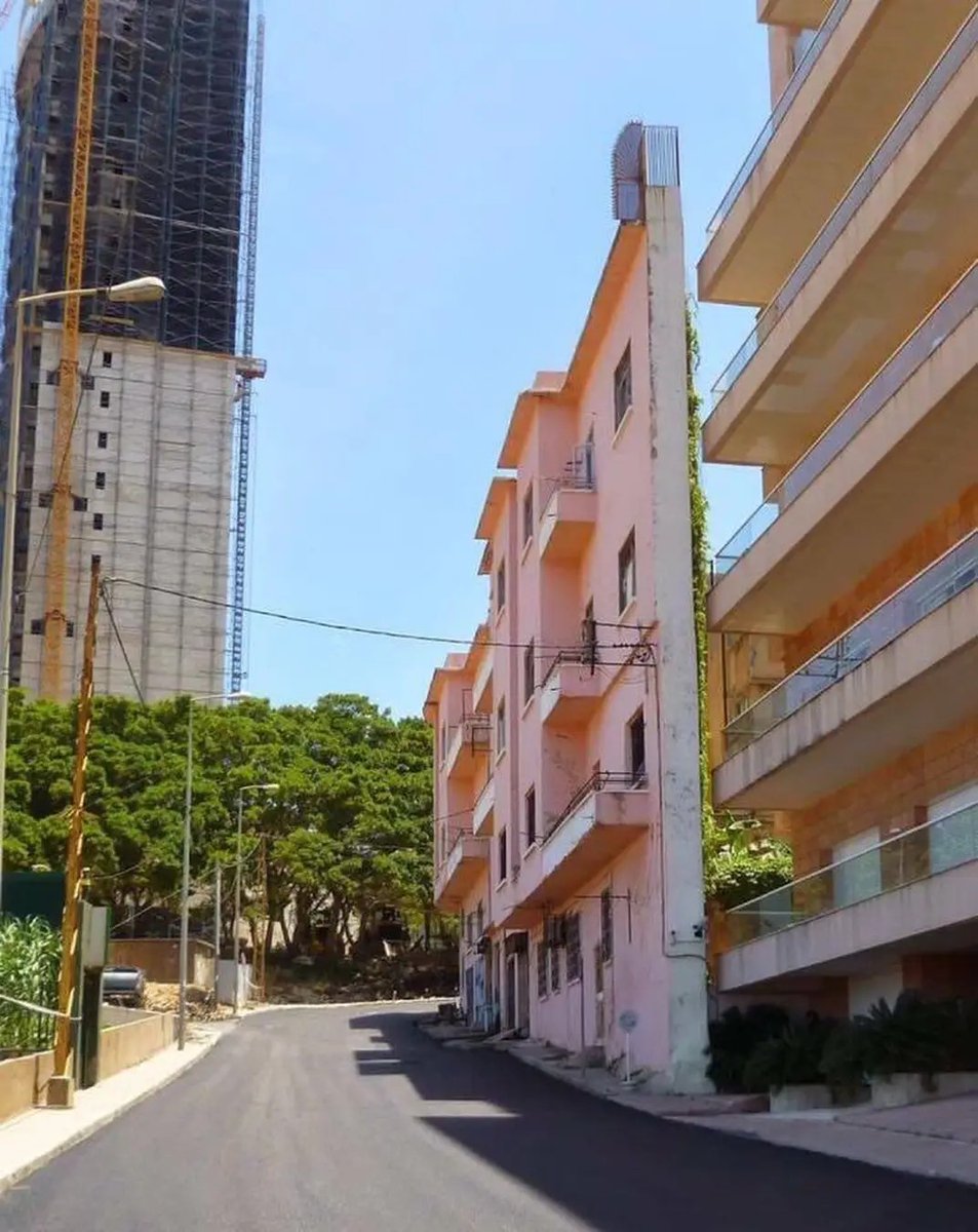 dekhane_mukul's tweet image. The Grudge Building in Manara is Beirut&apos;s thinnest building (&amp;lt;1m). The owner built it to block his brother’s property’s sea view.  

#MotherofAllGrudges

😂😂😂